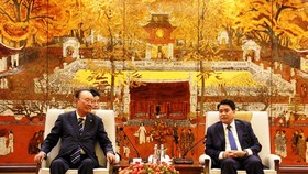 Chairman of the Hanoi municipal People’s Committee Nguyen Duc Chung (R) presents investment license to investor (Photo: VNA)