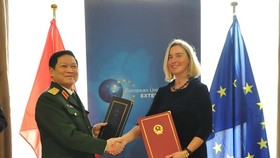 Minister of National Defence General Ngo Xuan Lich (L), and Vice President of the European Commission and High Representative of the EU for Foreign Affairs and Security Policy Federica Mogherini (Photo: VNA)