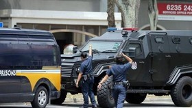 A police vehicle transporting Ahmed Hussein Abdul Kadir Sheik Uduman to Singapore's State Courts (Photo: straitstimes)
