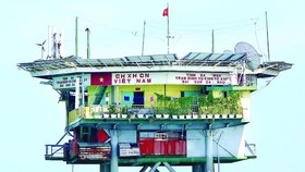 A boat transporting presents from the mainland to DK1-10 rigs, constructed for scientific research and marine services on the Truong Sa (Spratly) Archipelago, in early October (Photo: SGGP)