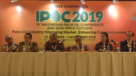Indonesian National Energy Committee (DEN) secretary general Djoko Siswanto, third from left, attends a press conference at the 15th Indonesian Palm Oil Conference in Nusa Dua, Bali. (Photo courtesy of Gapki)