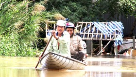 Residents travel by boat in Tuy An district, Phu Yen province (Photo: SGGP)