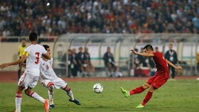 Nguyen Tien Linh (in red) in action (Photo: VNA)