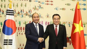 Prime Minister Nguyen Xuan Phuc (L) meets with Speaker of the Republic of Korea’s National Assembly Moon Hee-sang on November 28 (Photo: VNA)
