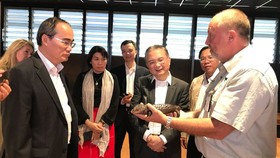 Mr. Nguyen Thien Nhan visits Taronga Zoo Sydney at the weekend (Photo: SGGP)