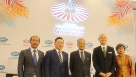 Malaysian Prime Minister Mahathir Mohamad (centre) and officials at a press conference on APEC 2020 (Photo: VNA)
