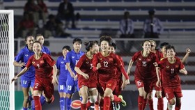 Vietnamese female footballers celebrate the goal to Thailand's net. (Photo: VNA)