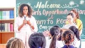 Former US First Lady Michelle Obama visits the Can Giuoc school in Long An province on December 9 (Source: SGGP)