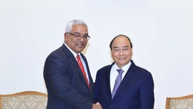Prime Minister Nguyen Xuan Phuc (R) and Cuban Minister of Justice Oscar Manuel Silveira Martínez (Photo: VNA)