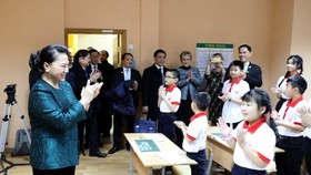 National Assembly Chairwoman Nguyen Thi Kim Ngan visits a Vietnamese language class in Minsk city on December 14 as part of her official visit to Belarus (Photo: VNA)