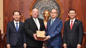 Bí thư Thành ủy TPHCM Nguyễn Thiện Nhân tiếp cựu Đại sứ Đức Rolf Schulze. Ảnh: VIỆT DŨNG