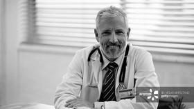 Ông J.R Smith - Tiến sĩ y học Trường đại học Edinburgh nước Anh đã nghiên cứu về bệnh thấp khớp trên 30 năm. Hiện là thành viên Viện y học Hoàng gia Anh chuyên gia chăm sóc sức khỏe cho Hoàng Gia nước Anh là Viện trưởng Trung tâm nghiên cứu bệnh thấp khớp