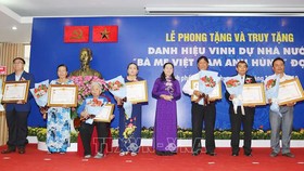 Đồng chí Nguyễn Thị Lệ, Chủ tịch HĐND TP Hồ Chí Minh trao Danh hiệu "Bà mẹ Việt Nam Anh hùng" của Chủ tịch nước truy tặng, cho thân nhân của các mẹ.