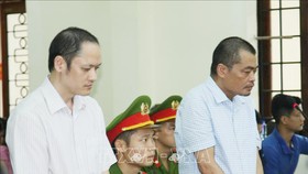 Bị cáo Vũ Trọng Lương (trái) và bị cáo Nguyễn Thanh Hoài tại phiên xét xử chiều 17-10.