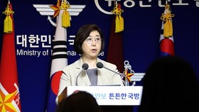 Phát ngôn viên Bộ Quốc phòng Hàn Quốc Choi Hyun-soo tại cuộc họp báo ở Seoul ngày 25-7-2019. Ảnh: Yonhap/TTXVN