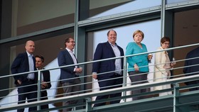 Thủ tướng Đức Angela Merkel (thứ 2, phải) cùng các lãnh đạo Liên minh Dân chủ/Xã hội Cơ đốc giáo (CDU/CSU) và đảng Dân chủ xã hội (SPD). Ảnh: AFP/TTXVN