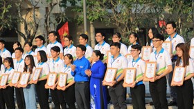 203 đại biểu tham dự Liên hoan đã được trao giấy chứng nhận Bí thư Chi đoàn giỏi TP. Hồ Chí Minh lần V