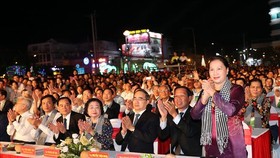 Chủ tịch Quốc hội Nguyễn Thị Kim Ngân và các đại biểu dự khai mạc Lễ hội Dừa tỉnh Bến Tre lần thứ V. Ảnh: TTXVN