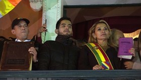 Tổng thống tạm quyền Bolivia Jeanine Anez (phải, phía trước) sau khi tuyên thệ nhậm chức tại Quốc hội ở La Paz ngày 12-11-2019. Ảnh: THX/TTXVN