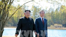Nhà lãnh đạo Triều Tiên Kim Jong-un (trái) và Tổng thống Hàn Quốc Moon Jae-in trong chuyến thăm Samjiyon, trong khuôn khổ hội nghị thượng đỉnh liên Triều, ngày 20-9-2018. Ảnh: AFP/ TTXVN