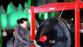 Chủ tịch Quốc hội Nguyễn Thị Kim Ngân đánh chiêng khai mạc Tuần Văn hóa, Du lịch tỉnh Hòa Bình năm 2019. Ảnh: TTXVN
