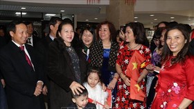 Bà con Việt kiều tại Liên bang Nga đón Chủ tịch Quốc hội Nguyễn Thị Kim Ngân. Ảnh: TTXVN