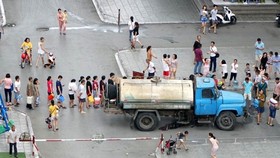 Nước sạch ở Thủ đô có mùi lạ, người dân rồng rắn xếp hàng lấy nước