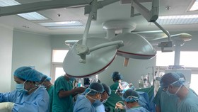 Các bác sĩ tiến hành ghép gan
