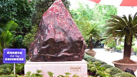 Khối đá Saphia nặng 14 tấn của Kiểm toán Nhà nước trao tặng tỉnh Thừa Thiên-Huế