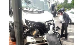 Ô tô tông cột điện, nhiều người Hàn Quốc bị thương