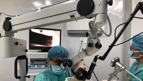 Thao tác phẫu thuật cắt bỏ toàn bộ khối ung thư hạ họng bằng tia laser CO2
