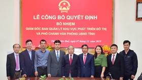 Tặng hoa chúc mừng các cá nhân được bổ nhiệm