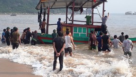 Bộ đội Biên phòng Hà Tĩnh và ngư dân giúp trục vớt, đưa thuyền cá gặp nạn vào bờ