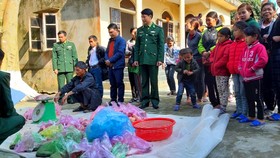 Tặng thực phẩm cho bà con dân tộc Chứt vui đón Tết Chăm Cha Bới