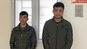 Vũ và Hiếu tại cơ quan điều tra. Ảnh: Công an Hà Tĩnh cung cấp