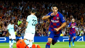 Luis Suarez sắm vai người hùng giúp Barca ngược dòng. Ảnh: Getty Images