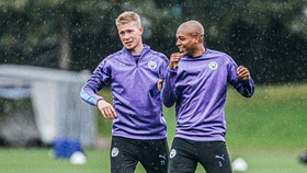 Kevin De Bruyne và Fernandinho trên sân tập hôm thứ hai.