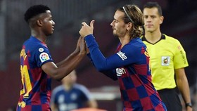 Antoine Griezmann chỉ sân thay cho tài năng Ansu Fati hôm giữa tuần. Ảnh: Getty Images