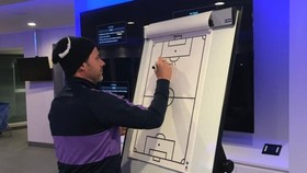 Mauricio Pochettino viết những dòng chia tay trên tấm bảng chiến thuật. Ảnh: Sky Sports