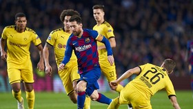 Lionel Messi trong một lần “nhảy múa” giữa vòng vây cầu thủ Borussia Dortmund. Ảnh: Getty Images