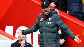 HLV Jurgen Klopp phản ứng dữ dội trong diễn biến trước Watford. Ảnh: Getty Images
