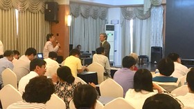 Luật sư trao đổi với diễn giả tại buổi tập huấn liên quan đến hoạt động hành nghề luật do Sở Tư pháp TPHCM tổ chức
