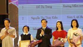 Ban Tổ chức trao giải Nhất cho các tác giả. Ảnh: TTXVN