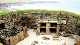 Khu định cư thời kỳ đồ đá mới ở Skara Brae, quần đảo Orkney, chỉ còn cách Bắc Đại Tây Dương vài mét. Ảnh: REUTERS