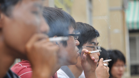 Không dung túng hành vi hút thuốc nơi công cộng