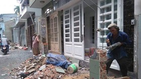 Người dân hẻm 205 Trần Văn Đang, phường 11 (quận 3) tự tháo dỡ vật kiến trúc để hiến đất mở hẻm, chỉnh trang đô thị