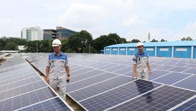 Nhân viên SWIC kiểm tra hệ thống năng lượng mặt trời trên mái nhà