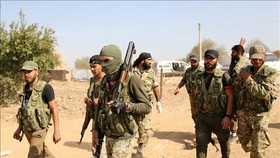 Các lực lượng ủng hộ Thổ Nhĩ Kỳ ở ngoại ô thị trấn biên giới Ras al-Ain, Syria ngày 16-10-2019. Nguồn: TTXVN