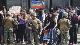Binh sĩ được triển khai để giải tán người biểu tình ở thủ đô Santiago, Chile ngày 19-10-2019. Nguồn: TTXVN