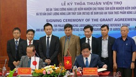 Hai bên ký kết thỏa thuận viện trợ